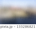 光が柔らかく拡散するフロストガラスの背景素材 133286821