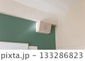 学校の教室の天井近くの角に設置された白いスピーカー 133286823