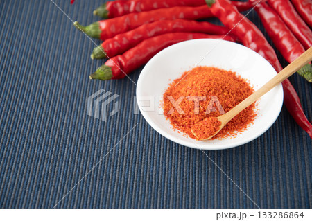 唐辛子と皿に盛った一味唐辛子 133286864