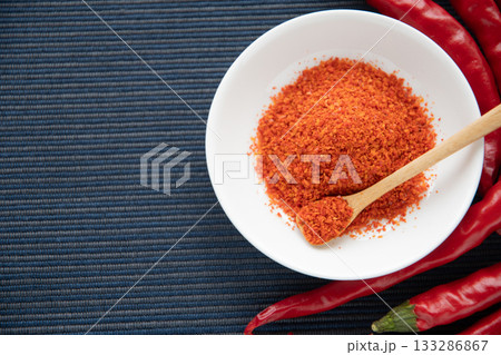 唐辛子と皿に盛った一味唐辛子 唐辛子と皿に盛った一味唐辛子 133286867