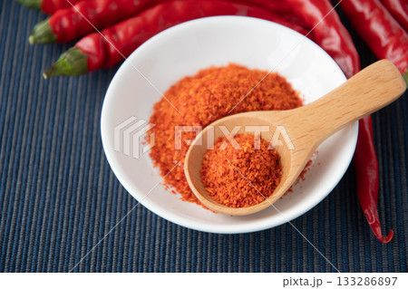 唐辛子と皿に盛った一味唐辛子 133286897