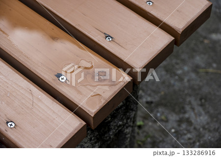 濡れているベンチ 公園 都市 ベンチ 雨の日 素材 133286916