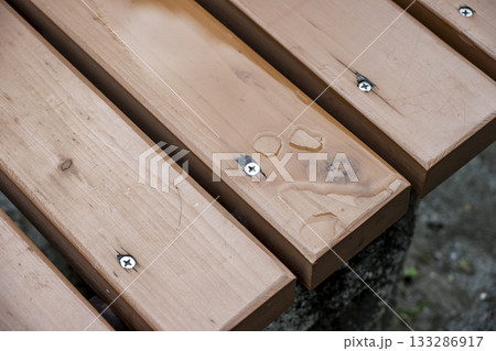 濡れているベンチ 公園 都市 ベンチ 雨の日 素材 濡れているベンチ 公園 都市 ベンチ 雨の日 素材 133286917