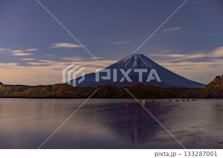 【山梨県】夜明け前の精進湖から見る富士山 133287001