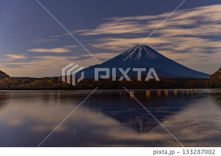 【山梨県】夜明け前の精進湖から見る富士山 【山梨県】夜明け前の精進湖から見る富士山 133287002