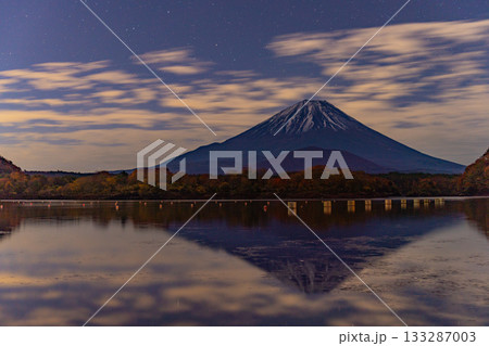 【山梨県】夜明け前の精進湖から見る富士山 【山梨県】夜明け前の精進湖から見る富士山 133287003