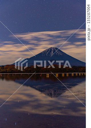 【山梨県】夜明け前の精進湖から見る富士山 133287004