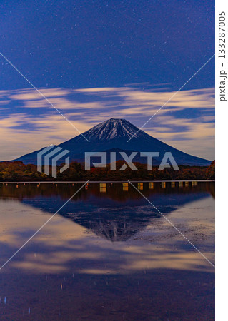【山梨県】夜明け前の精進湖から見る富士山 【山梨県】夜明け前の精進湖から見る富士山 133287005
