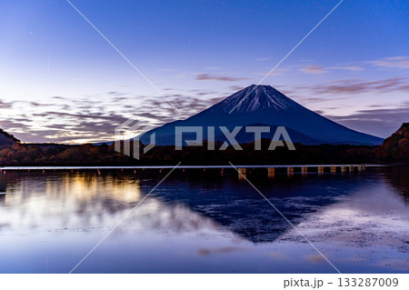 【山梨県】夜明け前の精進湖から見る富士山 【山梨県】夜明け前の精進湖から見る富士山 133287009