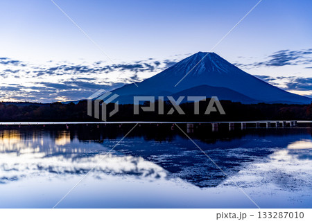 【山梨県】夜明け前の精進湖から見る富士山 133287010