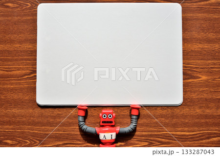 ホワイトボードを指し講義するAIロボット イメージ 133287043