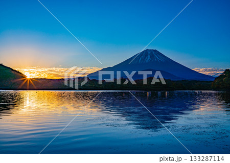 【山梨県】精進湖から見る富士山　日の出 133287114