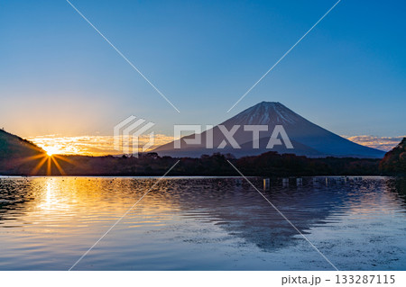 【山梨県】精進湖から見る富士山　日の出 133287115