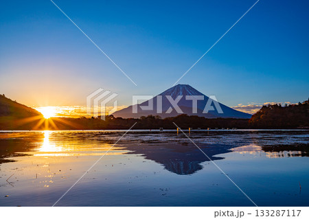 【山梨県】精進湖から見る富士山 日の出 【山梨県】精進湖から見る富士山 日の出 133287117