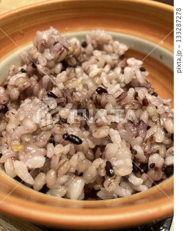 外食チェーンストアの定食で食べる「五穀米」 外食チェーンストアの定食で食べる「五穀米」 133287278