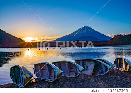 【山梨県】精進湖・湖畔から見る富士山　日の出 133287306
