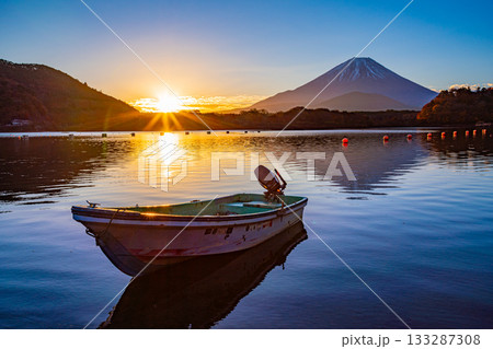 【山梨県】精進湖・湖畔から見る富士山 日の出 【山梨県】精進湖・湖畔から見る富士山 日の出 133287308