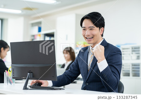 オフィスで働く若いビジネスマン 133287345