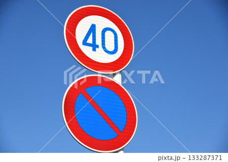 最高速度と駐車禁止の道路標識 青色 133287371
