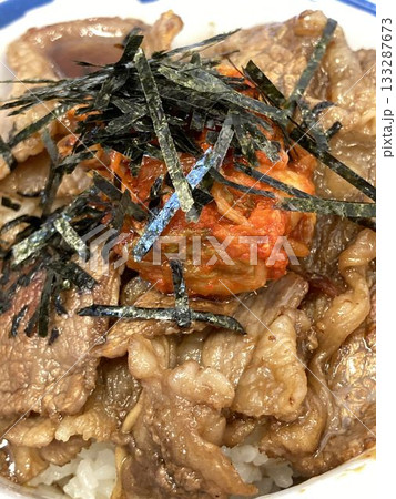 牛丼チェーン店で食べる「キムカル丼」 133287673