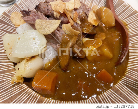 ガーリックステーキのせカレーライス 肉とカレーの贅沢な組み合わせ ガーリックステーキのせカレーライス 肉とカレーの贅沢な組み合わせ 133287719