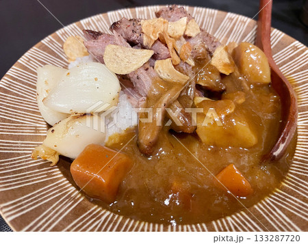 ガーリックステーキのせカレーライス 肉とカレーの贅沢な組み合わせ ガーリックステーキのせカレーライス 肉とカレーの贅沢な組み合わせ 133287720