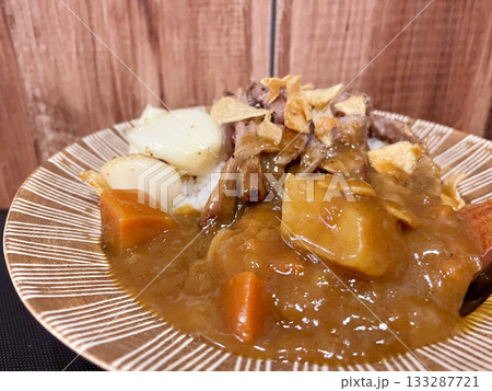 ガーリックステーキのせカレーライス 肉とカレーの贅沢な組み合わせ 133287721