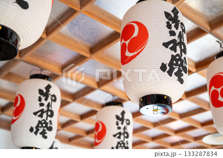 朝日の光に照らされた神社の御神灯 朝日の光に照らされた神社の御神灯 133287834