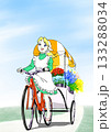 ワゴン車を引いて花を売る少女 133288034