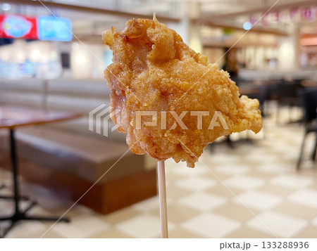 鶏の唐揚げ ジューシーで外はサクサクの定番から揚げ 133288936