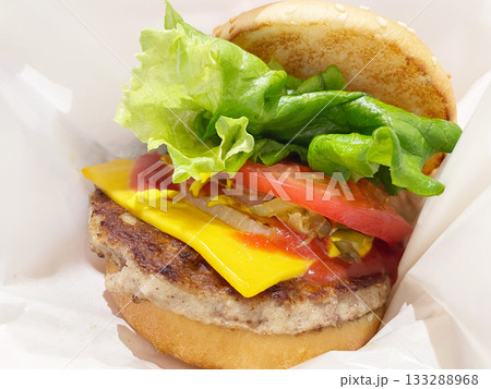 トマトチーズバーガー 新鮮なトマトとチーズの本格バーガー トマトチーズバーガー 新鮮なトマトとチーズの本格バーガー 133288968