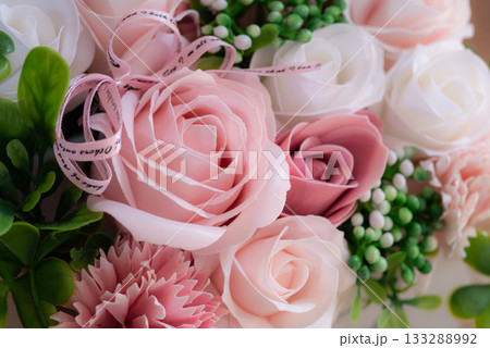 ピンク色の薔薇の造花 133288992
