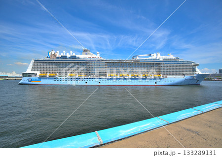 神戸港に入港する豪華客船「スペクトラム・オブ・ザ・シーズ」 133289131