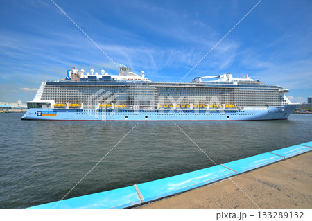 神戸港に入港する豪華客船「スペクトラム・オブ・ザ・シーズ」 133289132