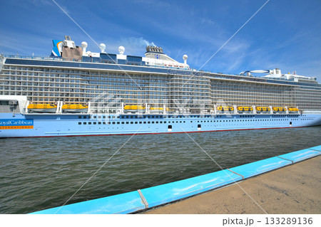 神戸港に入港する豪華客船「スペクトラム・オブ・ザ・シーズ」 133289136