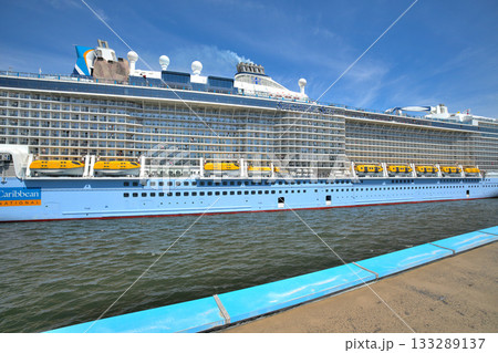 神戸港に入港する豪華客船「スペクトラム・オブ・ザ・シーズ」 133289137