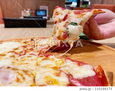 とろとろチーズのマルゲリータピザ とろとろチーズのマルゲリータピザ 133289173