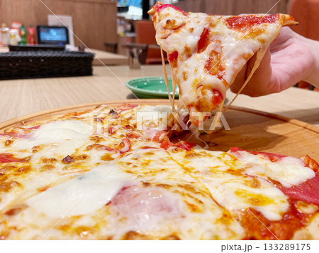 とろとろチーズのマルゲリータピザ とろとろチーズのマルゲリータピザ 133289175