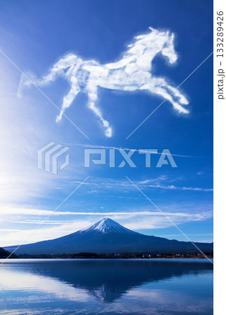 年賀状素材　「逆さ富士」と「馬の形の雲」 133289426