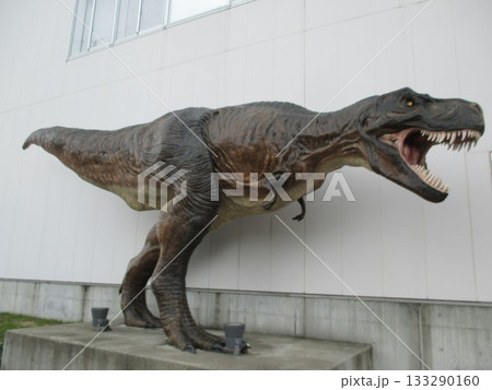 恐竜の町熊本県上益城郡御船町、御船町恐竜博物館の外に展示されている恐竜のオブジェ 133290160