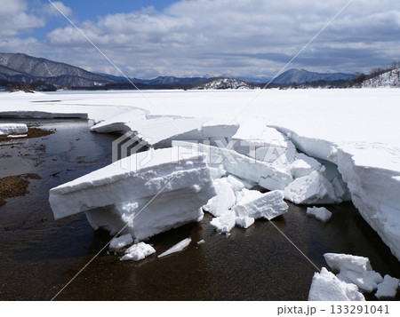 3月の裏磐梯、桧原湖。雪解けが始まり、白い雪原が崩れ出した。印象的で綺麗だ。 133291041