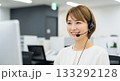 コールセンターで働く20代女性ビジネスパーソン 133292128