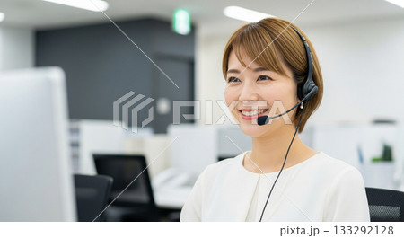 コールセンターで働く20代女性ビジネスパーソン 133292128
