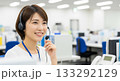 コールセンターで働く20代女性ビジネスパーソン 133292129