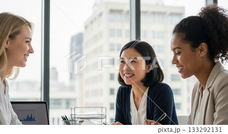 チームで仕事に取り組むキャリアウーマン 133292131