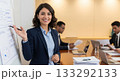 会議室で資料を使ってプレゼンするキャリアウーマン 133292133