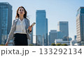 オフィス街を颯爽と歩くキャリアウーマン 133292134