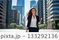 高層ビルの中を歩くビジネスウーマン 133292136