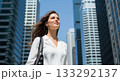 青空と高層ビルに囲まれたキャリア女性の一瞬 133292137