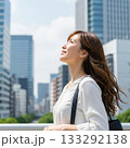 高層ビルの中で未来を見つめる女性 133292138